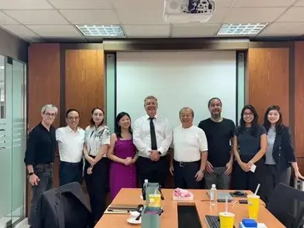 由左至右:Marcel 與智利企業代表與凌越生醫技術研發人員合影(左一:Marcel;右四:凌越生醫董事長陳作範;右一:凌越生醫技術長郭怡吟)