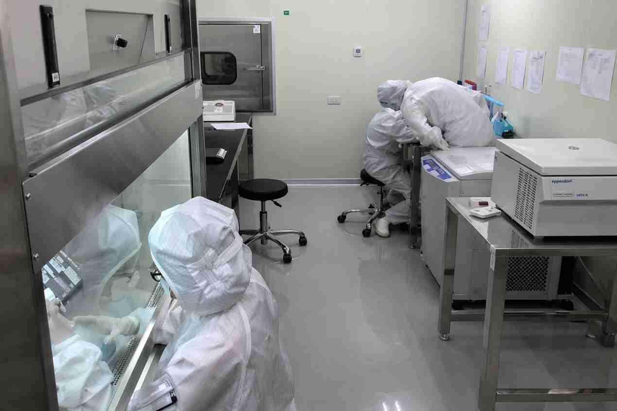 凌越生醫進一步轉型為整合研發、製造、品管與銷售能力的公司，並引進製造、品保與研發等專業人才。同年建置 GMP 工廠，配置符合 ISO 14644-1 規範之無塵室，並設立研發實驗室與品管實驗室，為後續體外診斷試劑製造與品質管理奠定基礎。